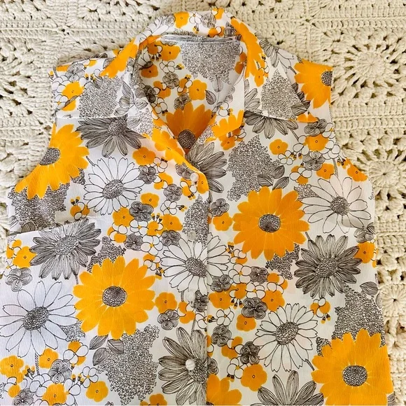 SOLD. Vintage 60s Homemade Sleeveless Button-Up Blouse Collar Gold Floral Medium - Picture 2 of 9